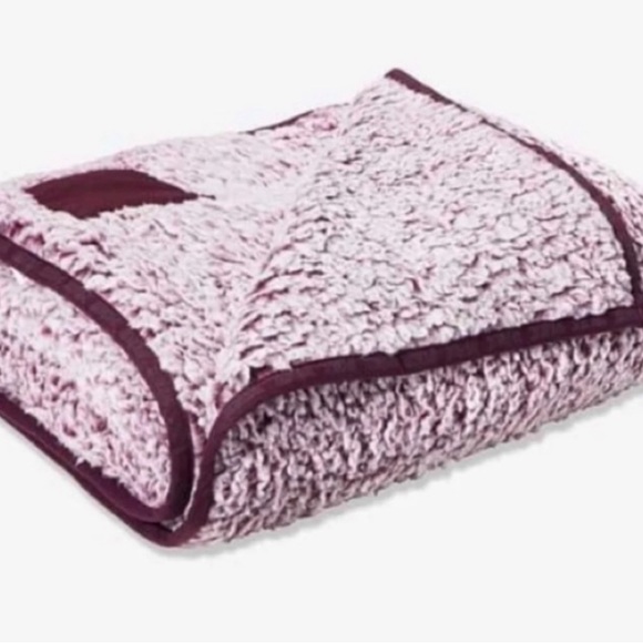 NIP Victoria’s Secret Pink Sherpa blanket - Picture 2 of 5